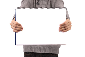 joven con cartel del anuncio