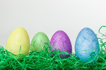 Oster auf Ostergras mit hellem Hintergrund