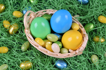 Osterkorb auf Ostergras