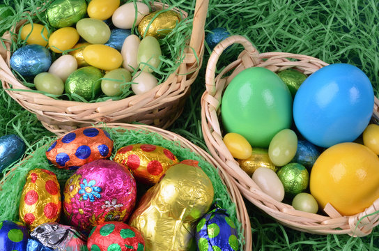 Osterk&ouml;rbchen auf Ostergras