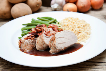 Schweine Filet mit Speck grünen Bohnen und Weizenkörner