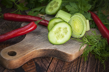 nowalijki zielenina warzywa drewno pietruszka koperek papryka