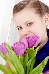 teenager mädchen mit lila tulpen strauss mit blauen augen