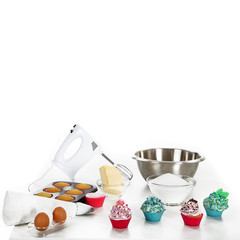 Cupcake Herstellung mit Zutaten auf weißen Untergrund isoliert