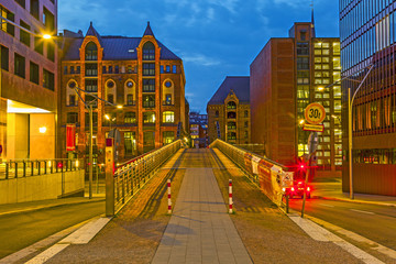 Fototapeta na wymiar Warehouse Rejonowego w Hamburgu w nocy