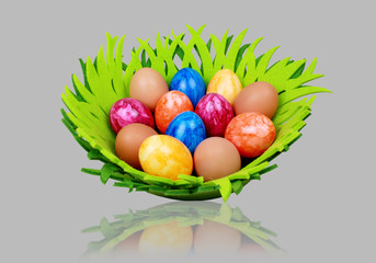 Osterkorb mit bunten Eiern