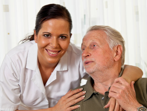 Pflegerin bei Altenpflege von Senioren im Altenheim