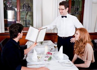 Frau und Mann beim Abendessen im Restaurant