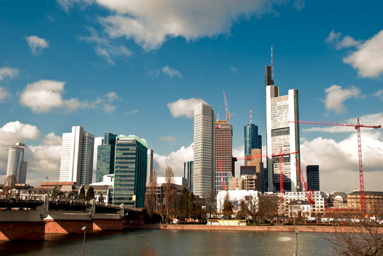 Frankfurter Bankenviertel mit Untermainbr&uuml;cke