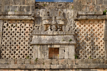 Fototapeta na wymiar Symbol ściany boga wody Chak w Uxmal, Meksyk