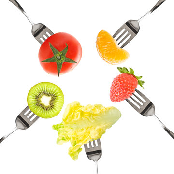 Fruits et légumes piqués sur des fourchettes