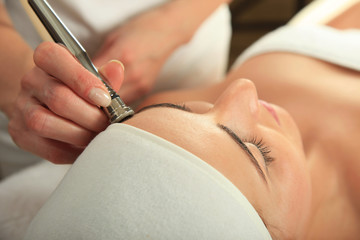 Obraz na płótnie Canvas Young woman receiving massage - microdermabrasion