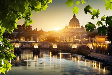 Foto op Plexiglas zicht op de Tiber en de Sint-Pietersbasiliek in Vaticaan © Iakov Kalinin