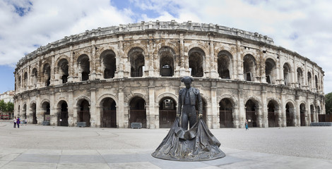 Fototapeta na wymiar Amfiteatro Nimes (Plaza de Toros) Provence, Francja.