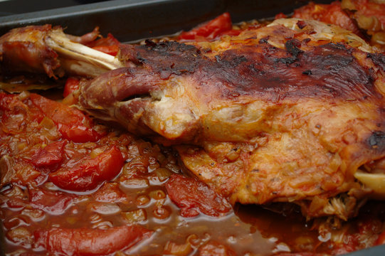 Delicious lamb shoulder with tomatoes and onions