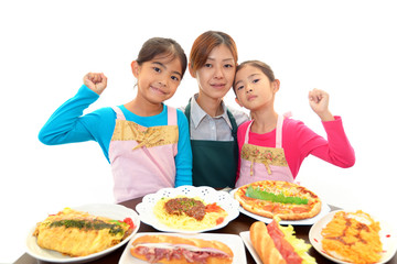 食事の準備をする親子