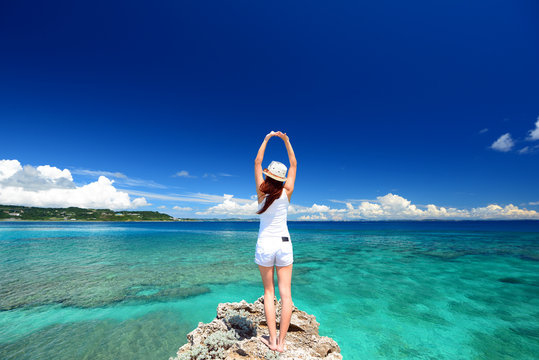 海辺でストレッチを楽しむ女性