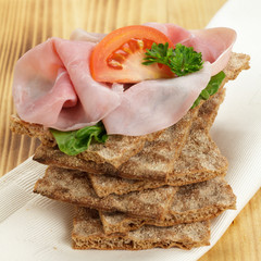 Knäckebrot mit Schinken