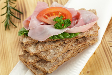 Knäckebrot mit Schinken
