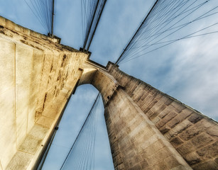 Fototapeta premium Nowy Jork. Wspaniały widok na potężną bryłę Brooklyn Bridge