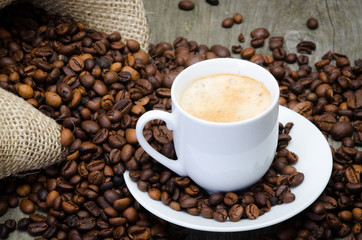 kaffeebohnen mit tasse und kaffeesack