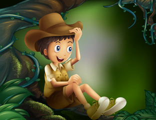 Un garçon assis dans un arbre à la forêt tropicale