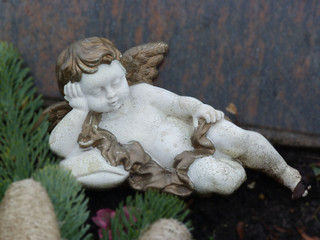 Engel liegend