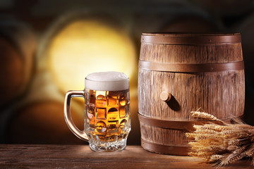 Beer glasses with a wooden barrel.