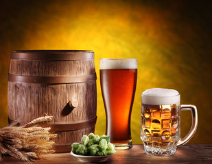 Beer glasses with a wooden barrel.