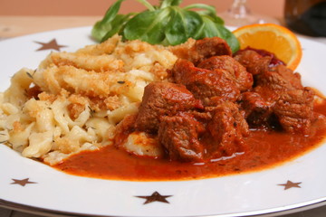 Putengulasch mit Spätzle