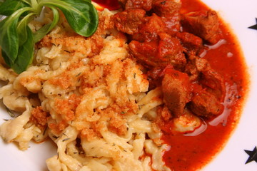 Gulasch und Spätzle