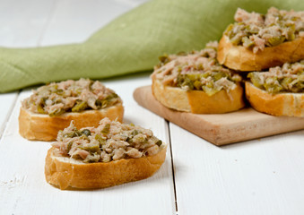 Tuna on bread with capers and cornichons