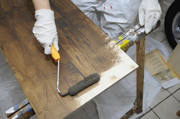 Lasieren eines Brettes