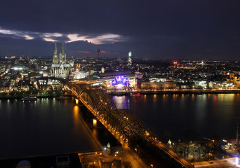 Hohenzollernbrücke Köln bei Nacht