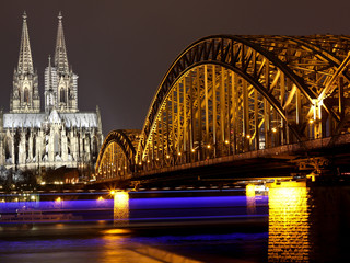 Obraz premium Nachtaufnahme Hohenzollernbrücke und Dom in Köln