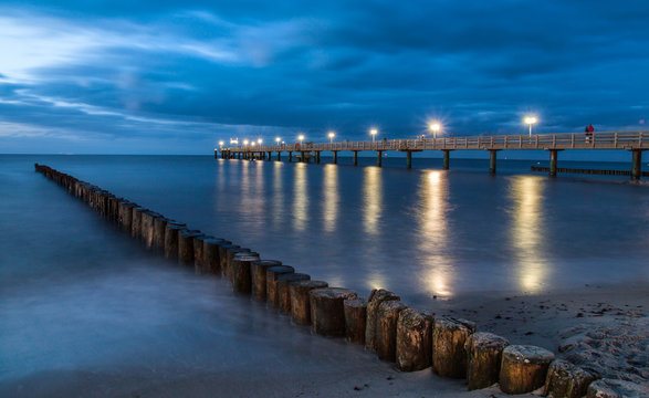Seebr&uuml;cke Ostsee K&uuml;hlungsborn - Blaue Stunde (pier) - Lichter Langzeitbelichtung