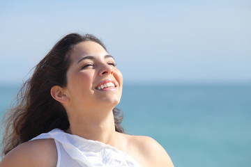 Fototapeta na wymiar Beautiful girl smiling on the beach