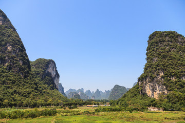 Fototapeta na wymiar Wapień formacje skalne w południowych Chinach