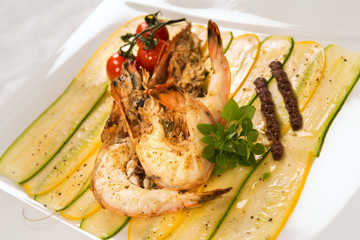 zucchini-carpaccio mit king prawns
