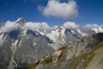 Obraz premium chmury nad mont blanc