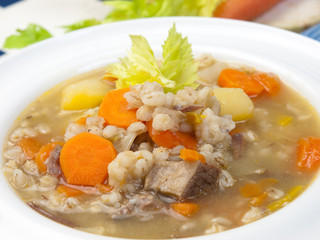 Graupensuppe mit Rindfleisch