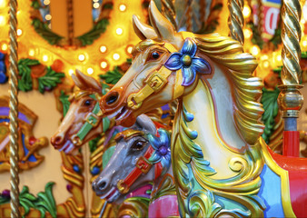 Fototapeta na wymiar Merry-Go-Round konie