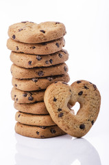 biscotti a forma di cuore con gocce di cioccolato