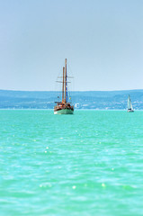 Obraz premium Sailing on beautiful blue sea