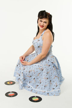 Frau im 1950s Style mit Schallplatten