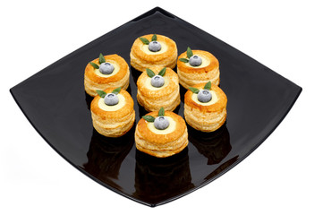 Blackberries voulevant in black plate