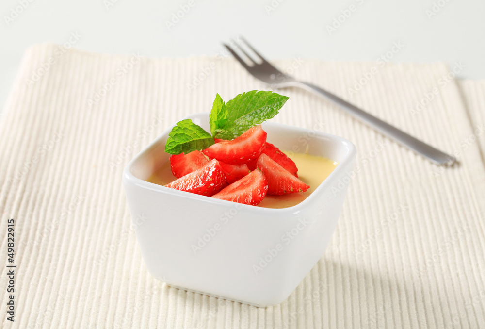 Sticker Pudding with strawberries