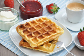 Frische Waffeln zum Frühstück