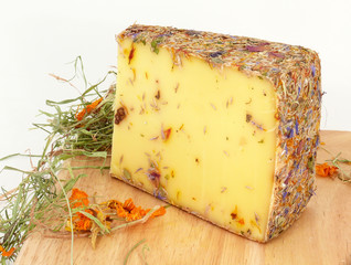 Wildblumenkäse aus Rohmilch