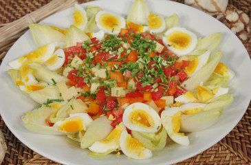 Salat mit Ei und Chicoree - Salad With Egg